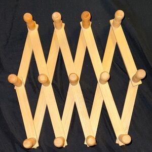 Wooden Expandable Accordion Wall Rack
